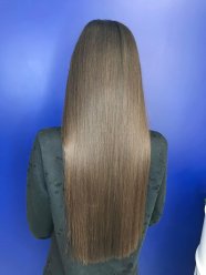 Кератиновое выпрямление волос Кератиновое выпрямление имеет ряд преимуществ для прядей: -может сократить время сушки феном в два раза - предотвращает пушистость во влажной среде - разглаживает кутикулу волос - волосы не так легко спутываются - придает сияющий блеск Кератин отлично подходит для тех, у кого вьющиеся волос ... image 4