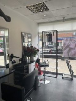Сдам место в парикмахерской для маникюра и педикюра. Район Twickenham, high street рядом с Richmond image 0