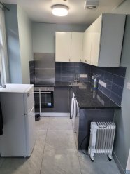 Nice studio flat for couple in Cricklewood! Professional or students are welcome. £1200 per month plus bills (electricity). One month deposit. Please contact on WhatsApp and I will send you a video of the flat. image 0