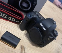 Продаётся практически новая профессиональная полноформатная зеркальная камера (фотоаппарат) Canon 6D Mark II в отличном косметическом и безукоризненно работающем состоянии с оригинальной коробкой, ремнём, батареей, зарядным устройством и шнуром. ... image 0