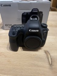Продаётся практически новая профессиональная полноформатная зеркальная камера (фотоаппарат) Canon 6D Mark II в отличном косметическом и безукоризненно работающем состоянии с оригинальной коробкой, ремнём, батареей, зарядным устройством и шнуром. ... image 1
