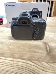 Продаётся практически новая профессиональная полноформатная зеркальная камера (фотоаппарат) Canon 6D Mark II в отличном косметическом и безукоризненно работающем состоянии с оригинальной коробкой, ремнём, батареей, зарядным устройством и шнуром. ... image 3