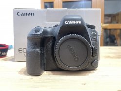 Продаётся практически новая профессиональная полноформатная зеркальная камера (фотоаппарат) Canon 6D Mark II в отличном косметическом и безукоризненно работающем состоянии с оригинальной коробкой, ремнём, батареей, зарядным устройством и шнуром. ... image 5